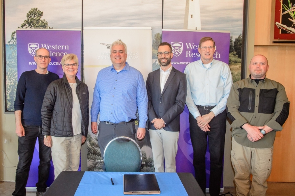 Photo de groupe réunissant Chris Guglielmo, directeur du Centre for Animals on the Move de l’Université Western, Christine Lengvari, directrice du conseil d’administration d’Oiseaux Canada, Matt Davison, doyen de la Faculté des sciences de l’Université Western, Patrick Nadeau, président-directeur général d’Oiseaux Canada, Dave Muir, vice-président associé chargé de l’innovation et des partenariats stratégiques à l’Université Western, et de Stu Mackenzie, directeur, Actifs stratégiques chez Oiseaux Canada.