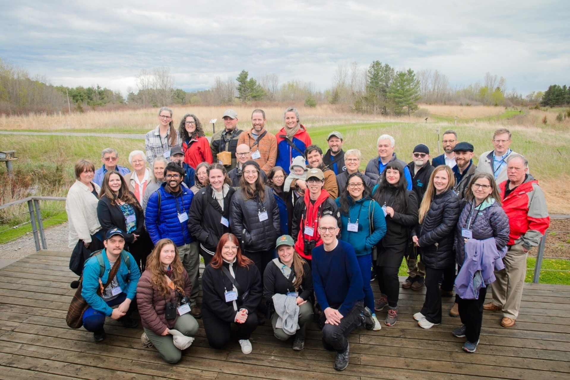 Le personnel et le corps enseignant d'Oiseaux Canada et de l'Université Western se réunissent pour célébrer leur engagement commun en faveur des oiseaux.